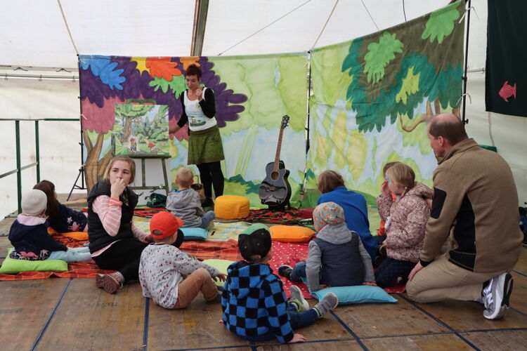 Bild 11 Anita Luthardt erzählt die Geschichte von der kleinen Waldmaus.JPG