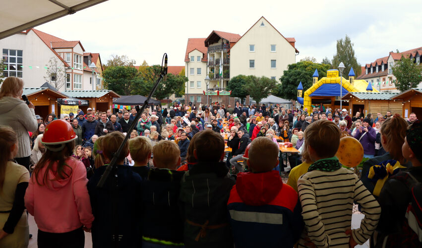 Bild Carola Kuhn li., Leiterin der Grundschule.JPG