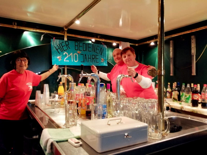 Ein erfahrenes Team hinter dem Tresen.jpg