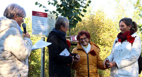 Zu Ehren von Ursula Meusel (2.v.re.) wurde am Lied Eins des Liederweges eine Winterlinde gepflanzt – tief bewegt dankte das Urgestein des Frauenchores Kitzscher für diese Widmung