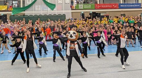 Alle Tanzgruppen w&auml;rmten sich nach den Vorgaben der D&J DanceFormation in D&ouml;beln auf, dass Maskottchen &bdquo;Fauli&ldquo; gab dabei in erster Reihe den Ton an