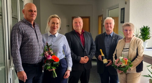 Bürgermeister Maik Schramm (Mi.) gratuliert der neuen Geschäftsführerin Frau Cornelia Kette-Bartelmann und ihrem Mann zur Geschäftsübernahme und wünschte Fam. Jungmann (re.) alles Gute im Ruhestand