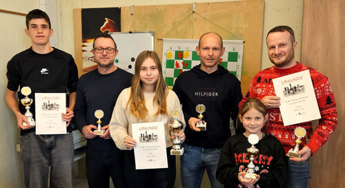 Das Siegertableau (v.l.): Familie Spr&ouml;ssig, Siegerfamilie Baake und Familie Milde