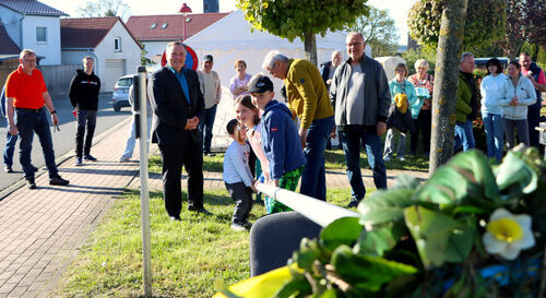 Freudestrahlend blickt die Dorfgemeinschaft auf den neuen Maibaum﻿