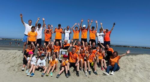 Reisegruppe Trainingslager winkt vom Strand von Igea – hier wo in diesem Jahr ein Großteil der Trainingseinheiten durchgeführt wurden