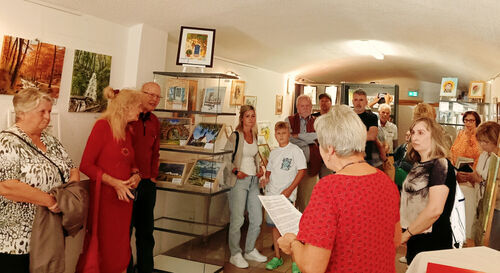B&auml;rbel Frommelt (v.M.) leitet die Ausstellung ein