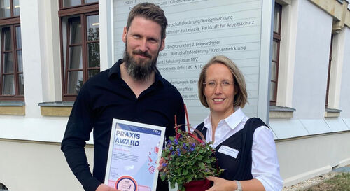 Frau Kahdemann (re.) und Herr R&ouml;wer erhalten f&uuml;r das Engagement des Teams der Oberschule stellvertretend den Praxis Award &bdquo;Aktive Schule 2026&ldquo; im Landratsamt Landkreis Leipzig in Borna &uuml;berreicht