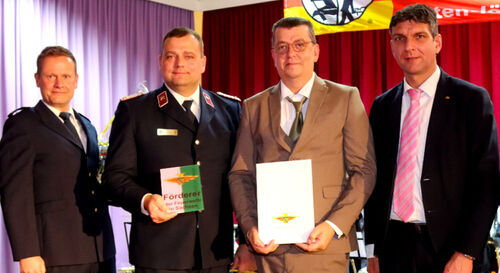 Ehrung zum Helfertag 2025 f&uuml;r LZB GmbH & Co KG &ndash; Gesch&auml;ftsf&uuml;hrer; v.l. Kreisbrandmeister Nils Adam, Vorsitzender des Kreisfeuerwehrverbandes David Z&uuml;hlke, Gesch&auml;ftsf&uuml;hrer der LZB GmbH & Co. KG Ronny M&uuml;ller und Landrat Henry Graichen