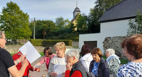 Herr Waberzeck (li.) berichtet