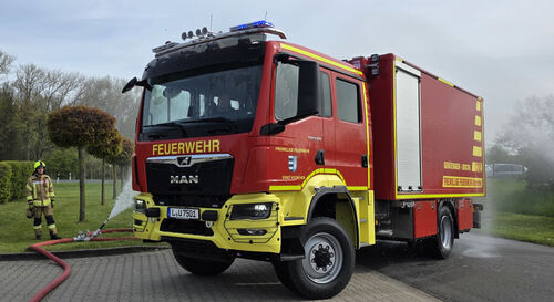 Der neue MAN &ndash; Ger&auml;tewagen wurde standesgem&auml;&szlig; mit einer L&ouml;schfont&auml;ne am Ger&auml;tehaus empfangen