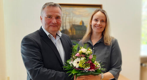 Cindy Pieper wurde herzlich von BM Schramm verabschiedet und dr&uuml;ckte gro&szlig;e Dankbarkeit der Stadt ihr gegen&uuml;ber aus