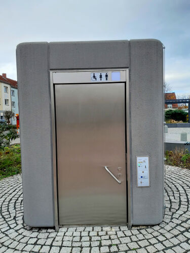 Bild Neue Tür der Markttoilette.jpg