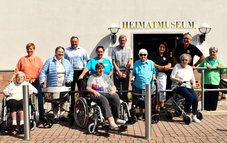 Bild Besucher der Eröffnung der Sonderausstellung.jpg