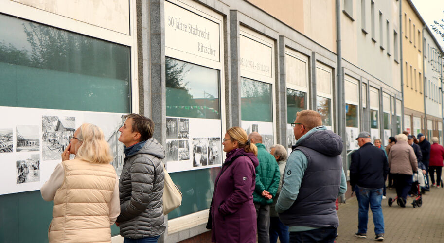 Bild Bilderzyklus Ladenzeile Kitzscher – großes Interesse.JPG