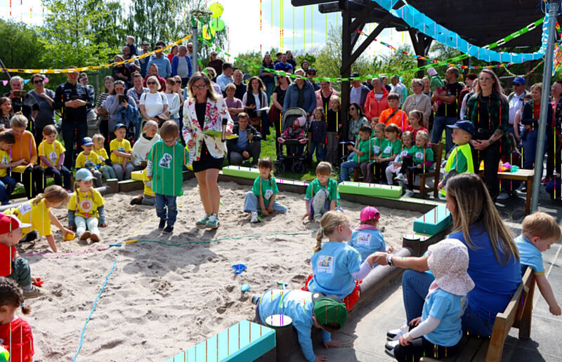 Viele, viele Besucher ums&auml;umten den Theaterplatz.JPG