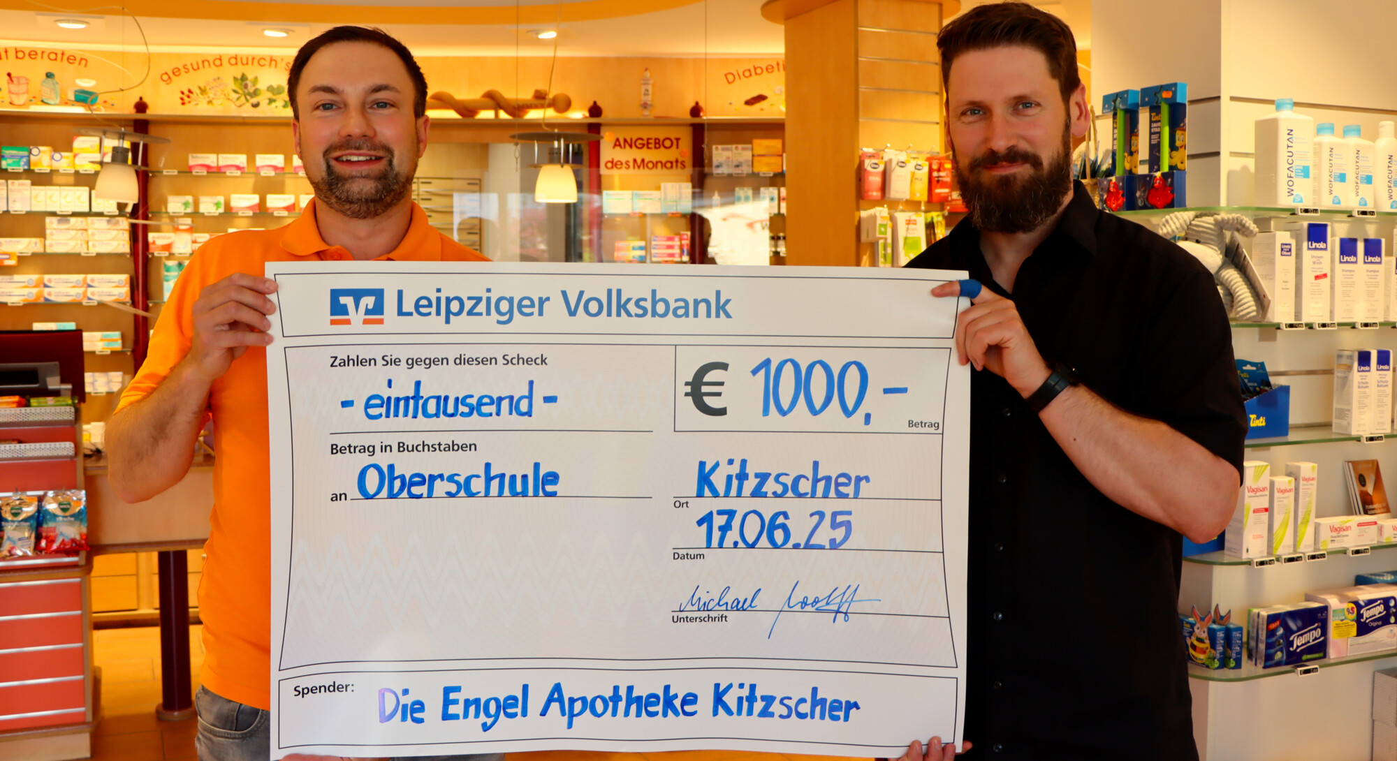 Scheckübergabe zur Spendensammlung – 1000,- EUR für die Oberschule Kitzscher – v.l. Michael Wolff, Danny Röwer