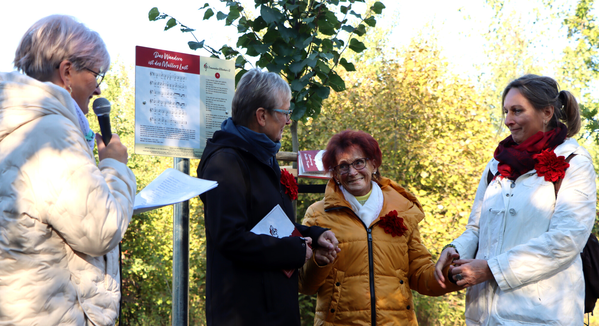 Zu Ehren von Ursula Meusel (2.v.re.) wurde am Lied Eins des Liederweges eine Winterlinde gepflanzt – tief bewegt dankte das Urgestein des Frauenchores Kitzscher für diese Widmung