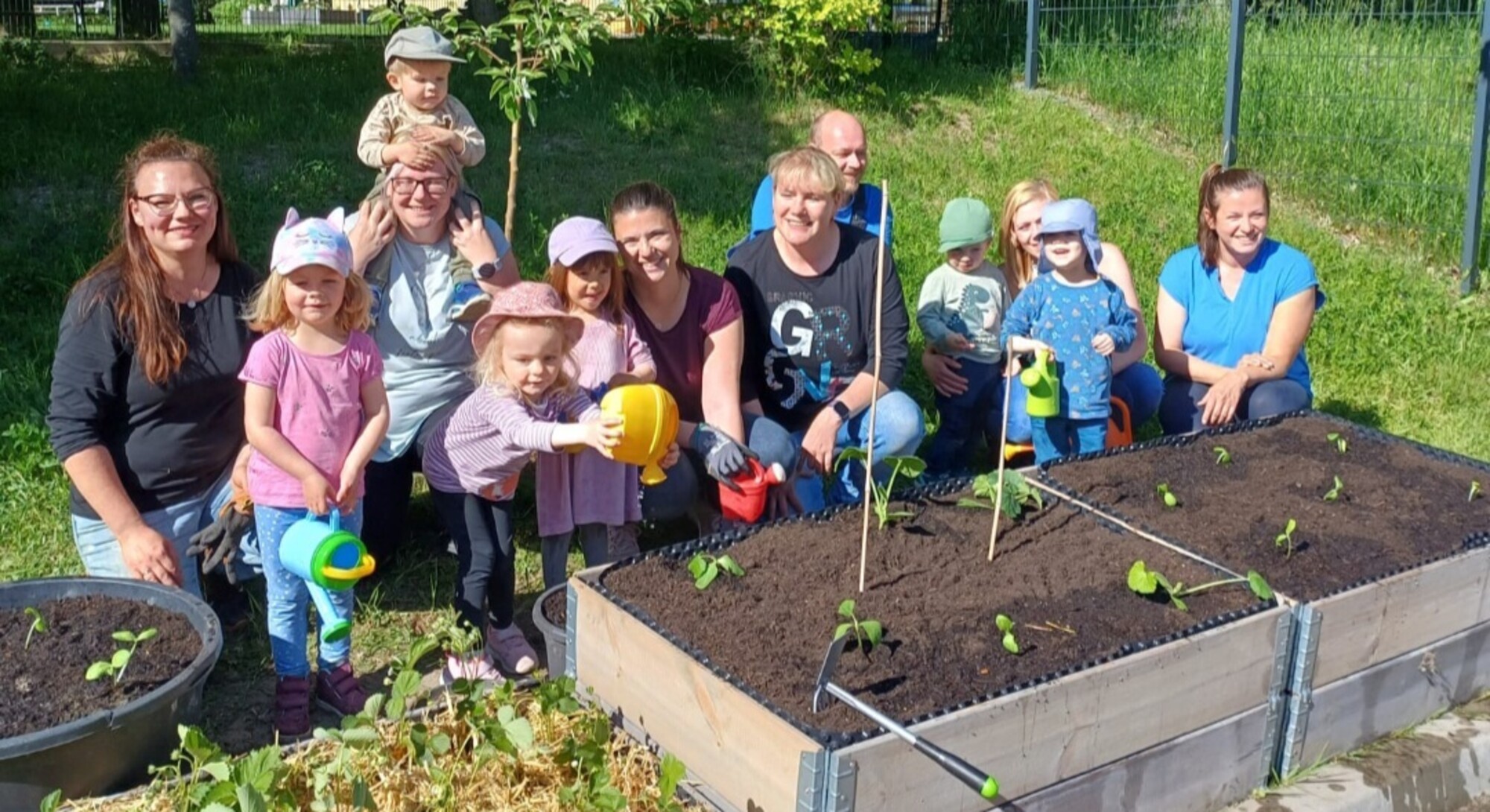 Tolles Engagement der Eltern bei der Gartenaktion Ab ins Beet 2025