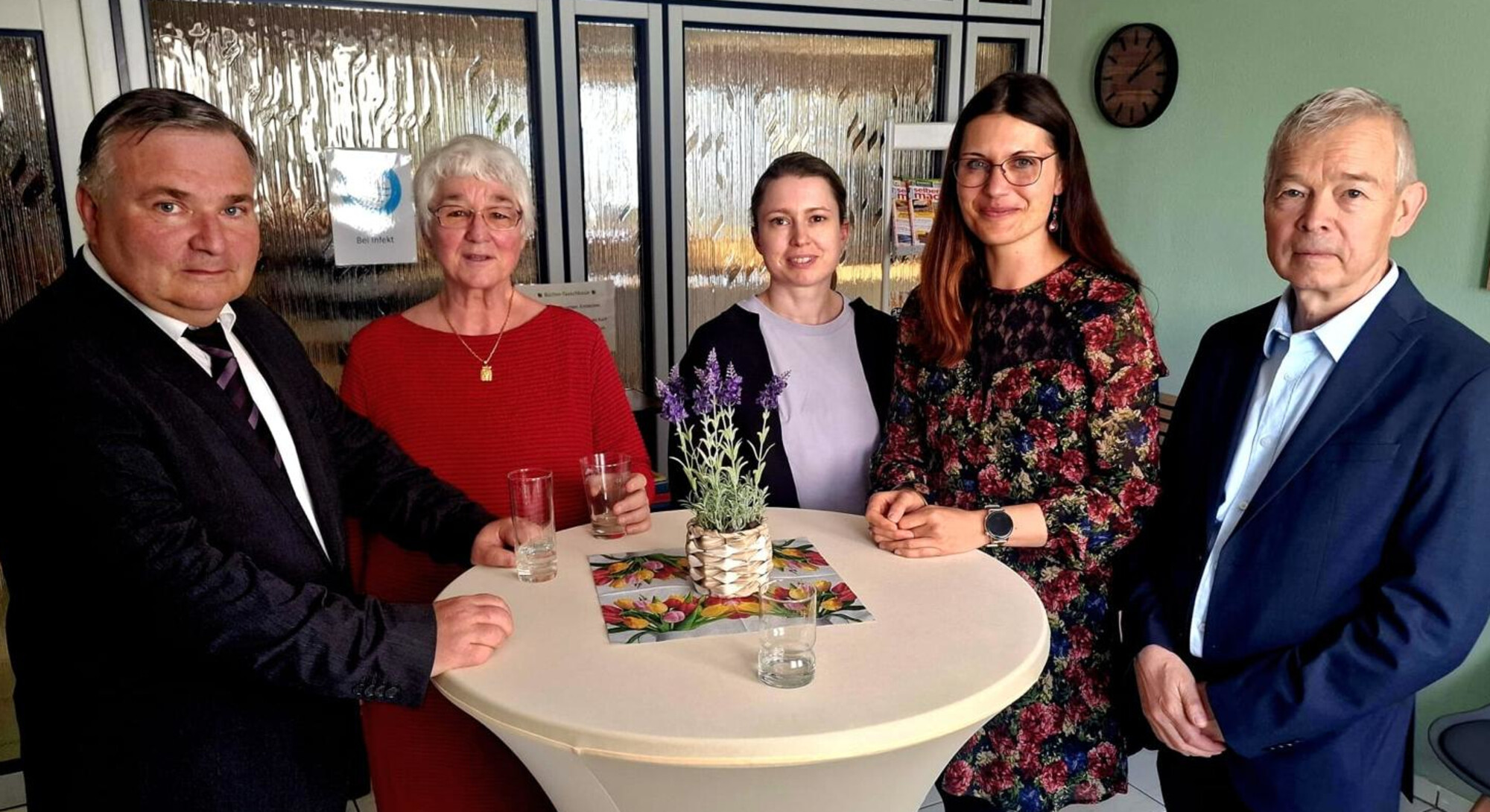 Zur Praxisübergabe anwesend v.l.: Bürgermeister Maik Schramm, Dipl. med. Michaela Jerusel, Frau Dr. Nadja Karstädt, Frau Dr. Marlene Schreiber und Herr Werner Jerusel