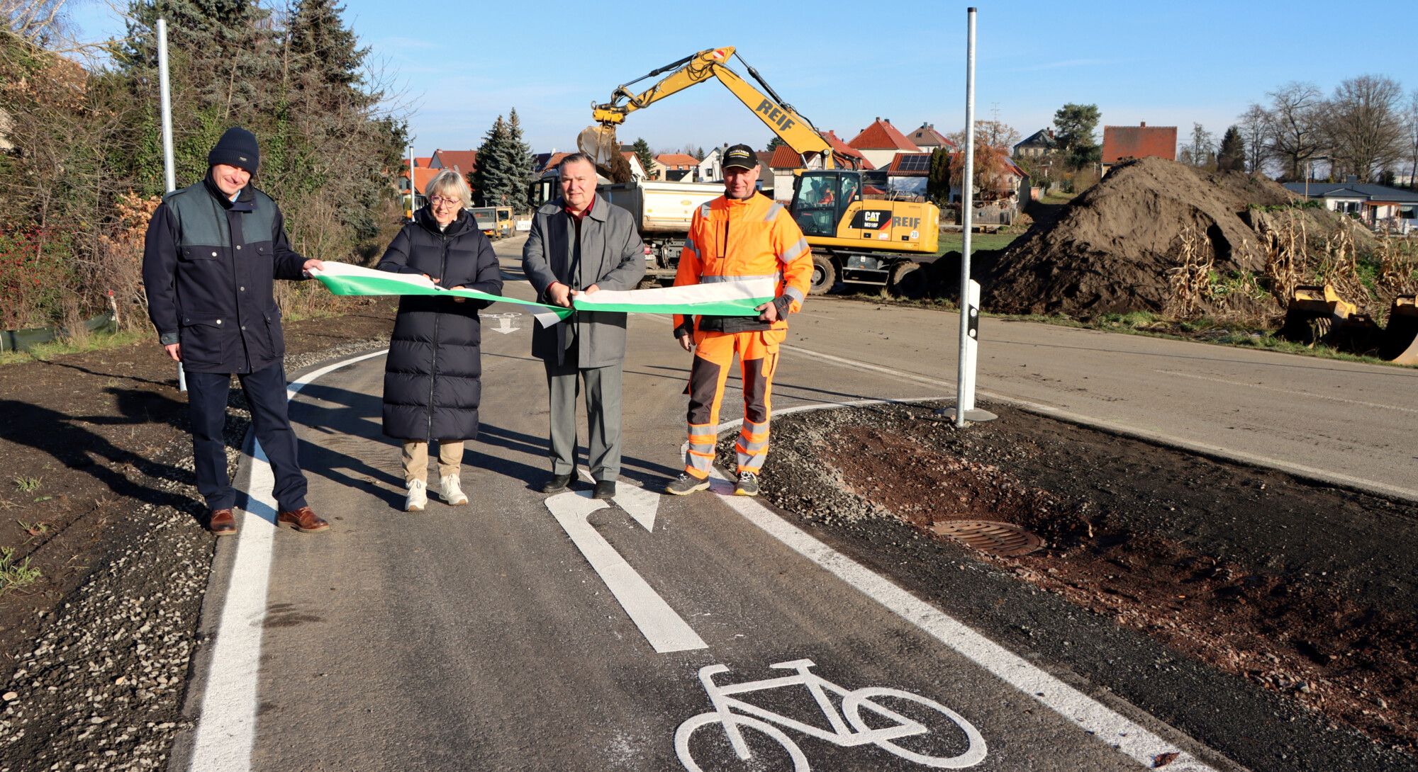 Die Radweg-Freigabe erfolgte unter Beisein der beteiligten &Auml;mter der Stadtverwaltung (v.l.): Marcel Wei&szlig;enberger (Stadtinspektor), Bettina Molonok (Sachbearbeiterin Bauamt), Maik Schramm (B&uuml;rgermeister) und Andreas Lettau (Vorarbeiter Bauhof)