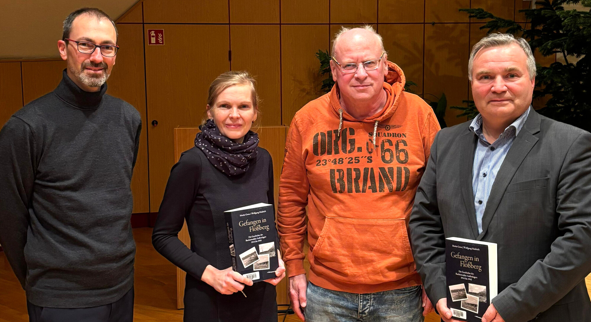 Die Protagonisten der vielbesuchten Lesung im Festsaal des Rathauses, v.l. F&ouml;rderverein Gedenkst&auml;tte Fl&ouml;&szlig;berg und Moderator der Veranstaltung Torsten, Bibliothekarin der Stadt Kitzscher Nicole G&ouml;rnitz-K&ouml;hler, der Historiker Wolfgang Heidrich und Schirmherr der Veranstaltung, B&uuml;rgermeister Maik Schramm