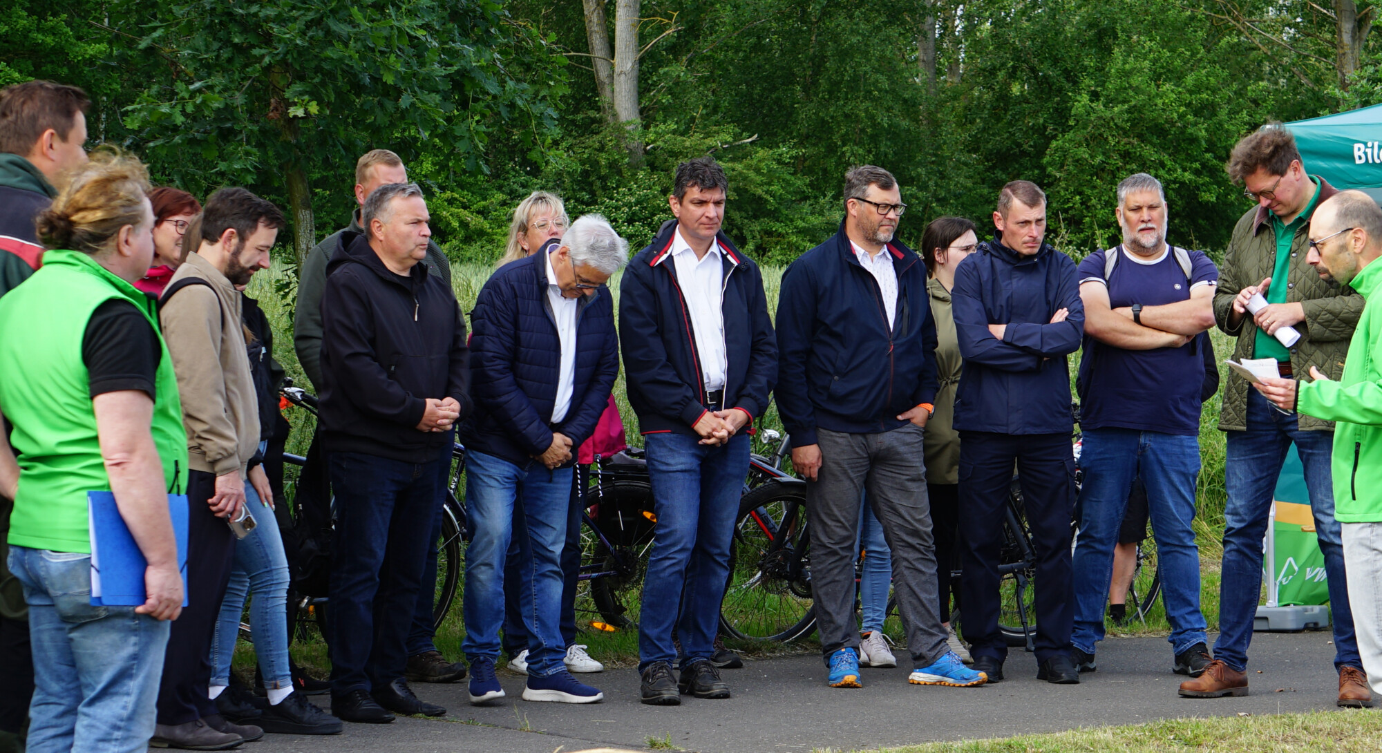 Eröffnung des Naturlehrpfades am Bockwitzer See unter Beisein des Umweltministers Georg-Ludwig von Breitenbuch (2.v.re.), Landrat Henry Graichen (7.v.re.), den Bürgermeistern der angrenzenden Gemeinden Oliver Urban aus Borna und Maik Schramm aus Kitzscher sowie Vertretern der beteiligten Behörden (Foto: Quelle Archiv LaNU)