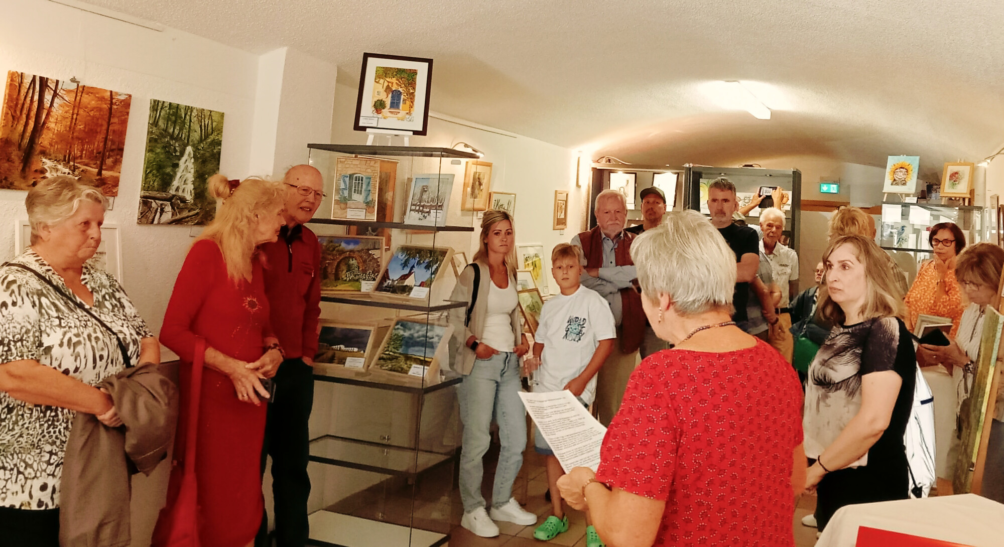 B&auml;rbel Frommelt (v.M.) leitet die Ausstellung ein