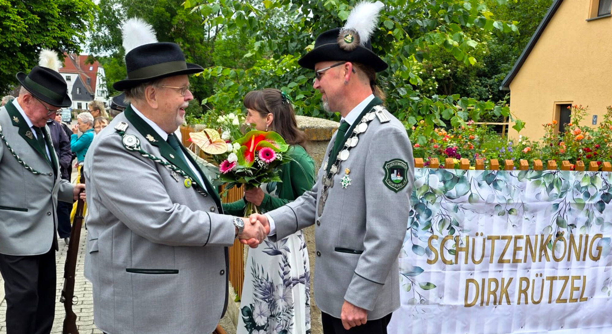 Dirk R&uuml;tzel empf&auml;ngt die Sch&uuml;tzen aus Frohburg in seinem Heimatort zum K&ouml;nigsfr&uuml;hst&uuml;ck