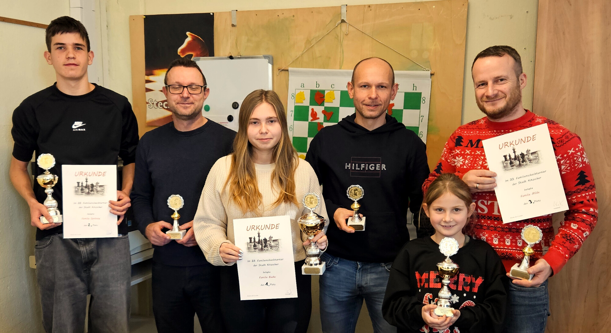 Das Siegertableau (v.l.): Familie Spr&ouml;ssig, Siegerfamilie Baake und Familie Milde