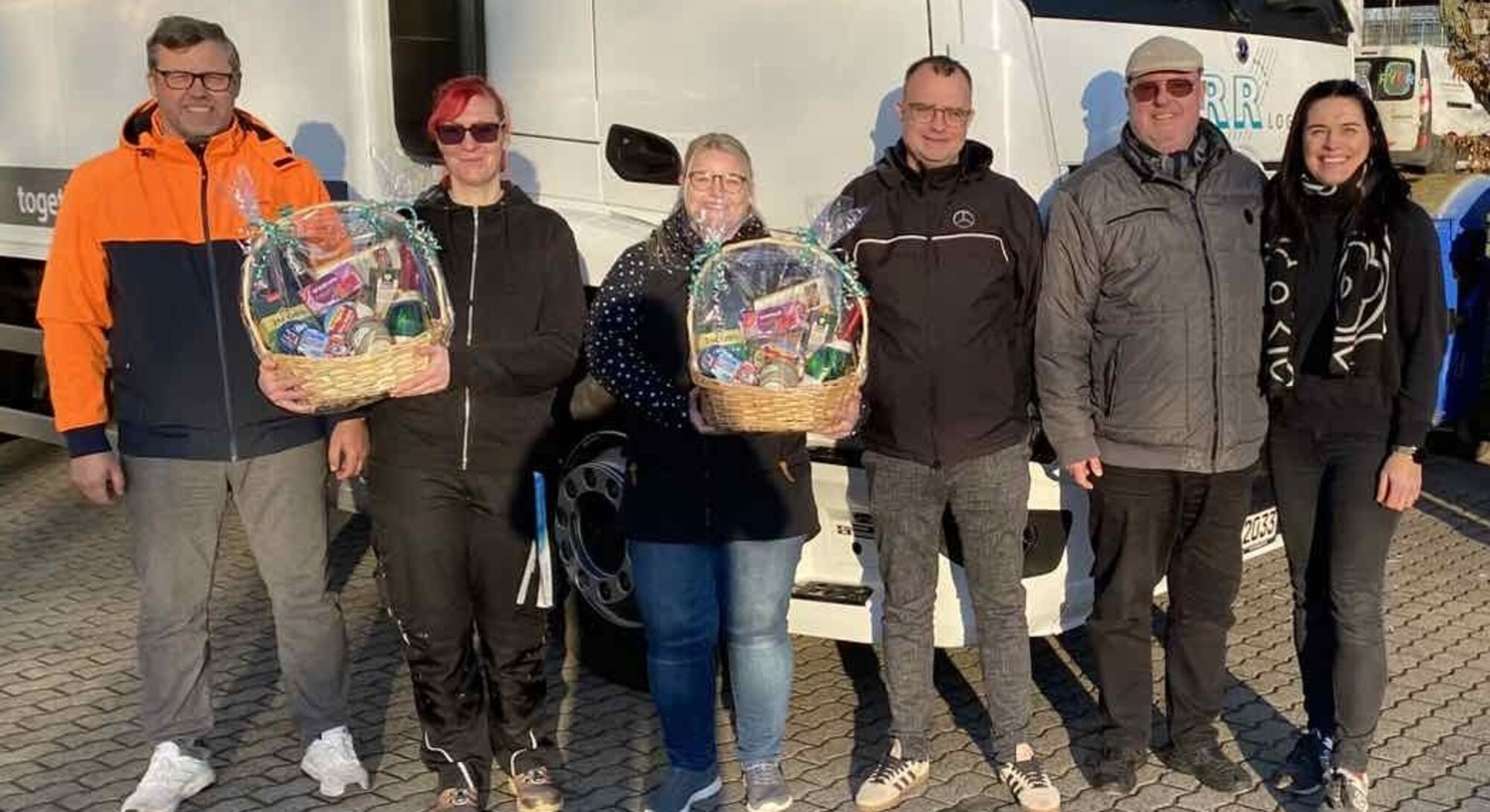 Die Stadt Kitzscher, hier in Vertretung von Herrn Baaske, Amtsleiter im Haupt-, Ordnungs- und Sozialamt (li.), und Frau Voigtsberger, stellv. Leiterin Kita Wirbelwind (re.) sagen herzlich Danke an alle Beteiligten