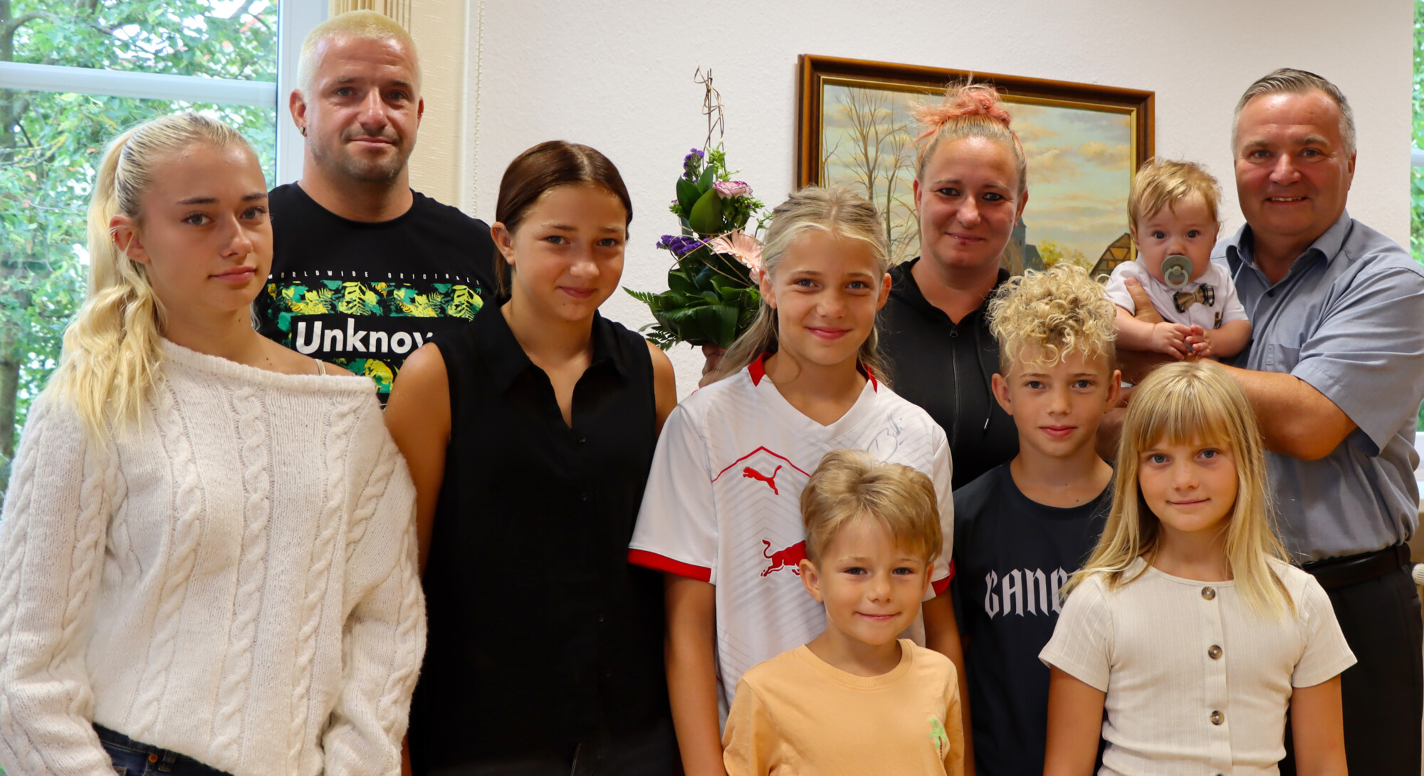 Familie M&uuml;nze war m&auml;chtig stolz und mit voller Kapelle zur feierlichen &Uuml;bergabe im Rathaus &ndash; Ashley, Fabienne, Casey, Alessio, Alessia, Aaron, Pius Emilio mit den gl&uuml;cklichen Eltern Sandra und Ronny M&uuml;nze zu Gast im B&uuml;rgermeisterb&uuml;ro.