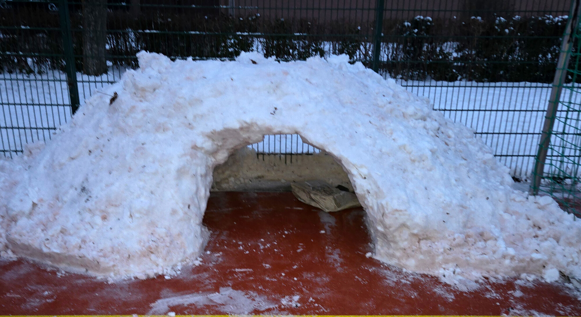 Das Treff-Iglu &ndash; ist es das erste seiner Art. Wer wei&szlig; es?