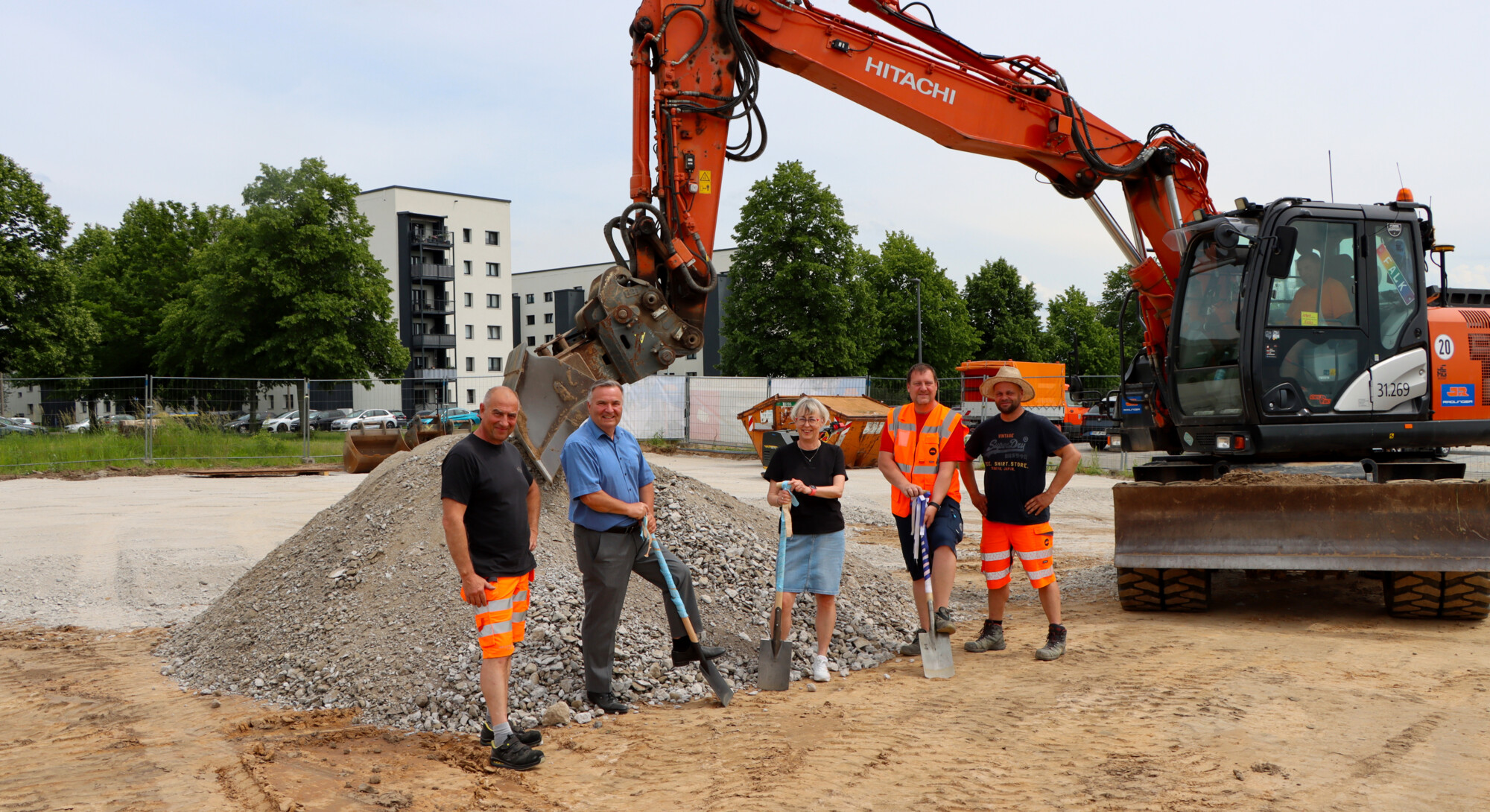 Spatenstich f&uuml;r die Erschlie&szlig;ung: v.l.: Herr Andreas Lettau (Bauhof-Leiter Stadt Kitzscher), Herr Maik Schramm (B&uuml;rgermeister Stadt Kitzscher), Frau Bettina Molonok (Sachbearbeiterin, Bauamt, Stadt Kitzscher), Herr Sven Naumann (Bauleiter, Fa. R&auml;dlinger), Herr Tino Semmler (Polier, Fa. R&auml;dlinger)