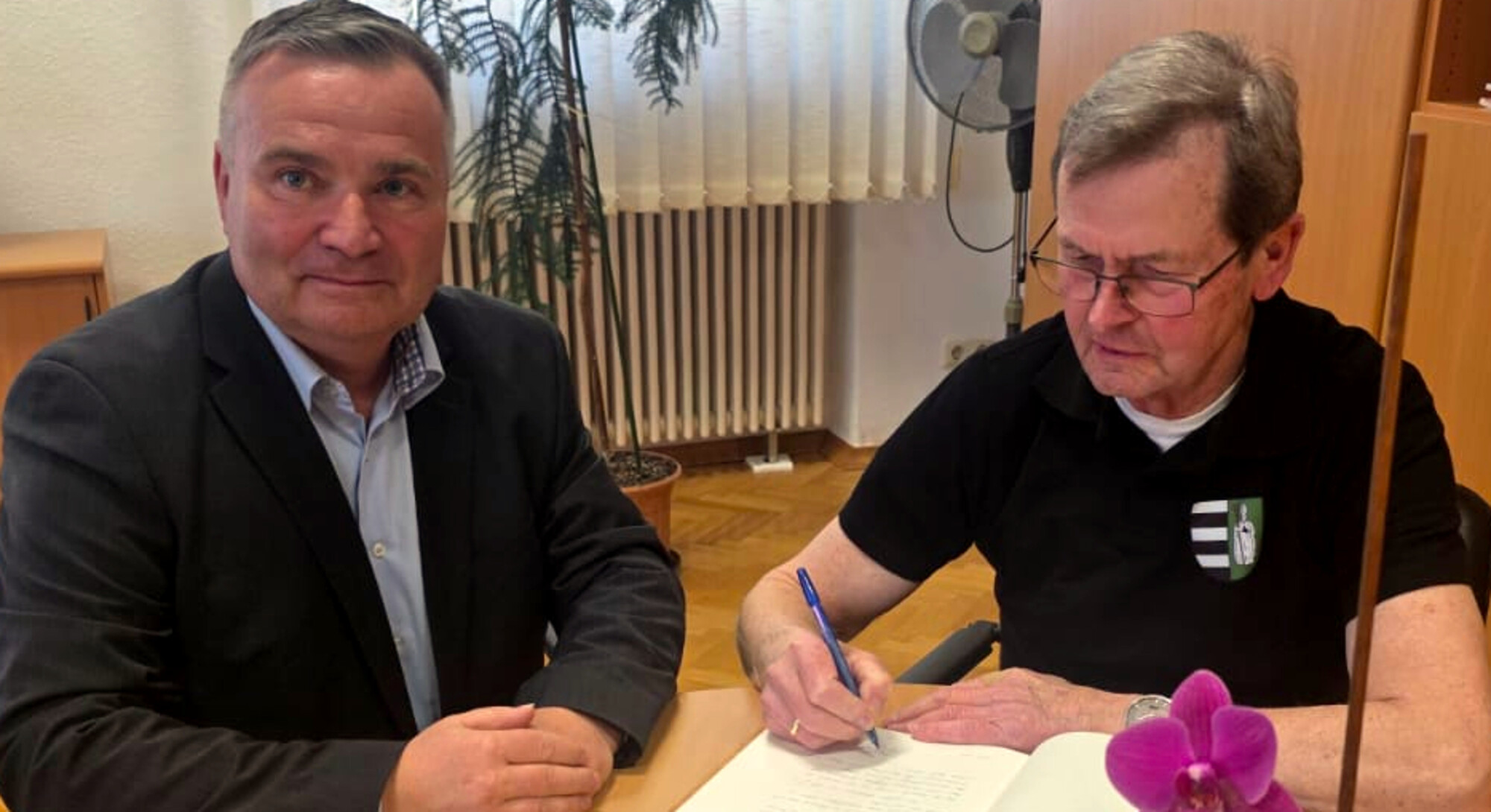 Franz Waberzeck (re.) beim Eintrag ins Goldene Buch der Stadt