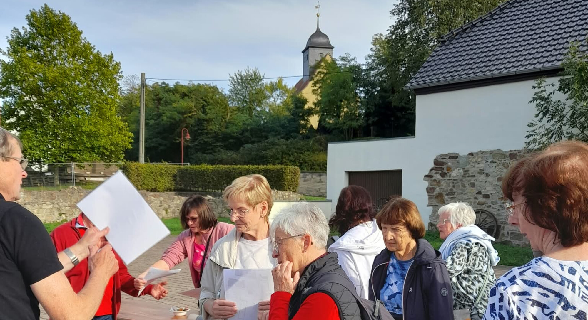 Herr Waberzeck (li.) berichtet