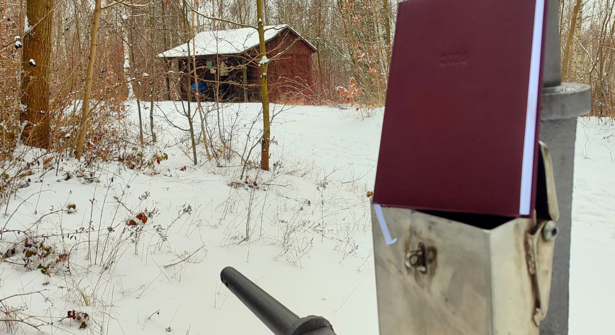 Verschneite Halde, Gipfelkreuz und Jahreskalender &ndash; die Halde ist bereit f&uuml;r 2026