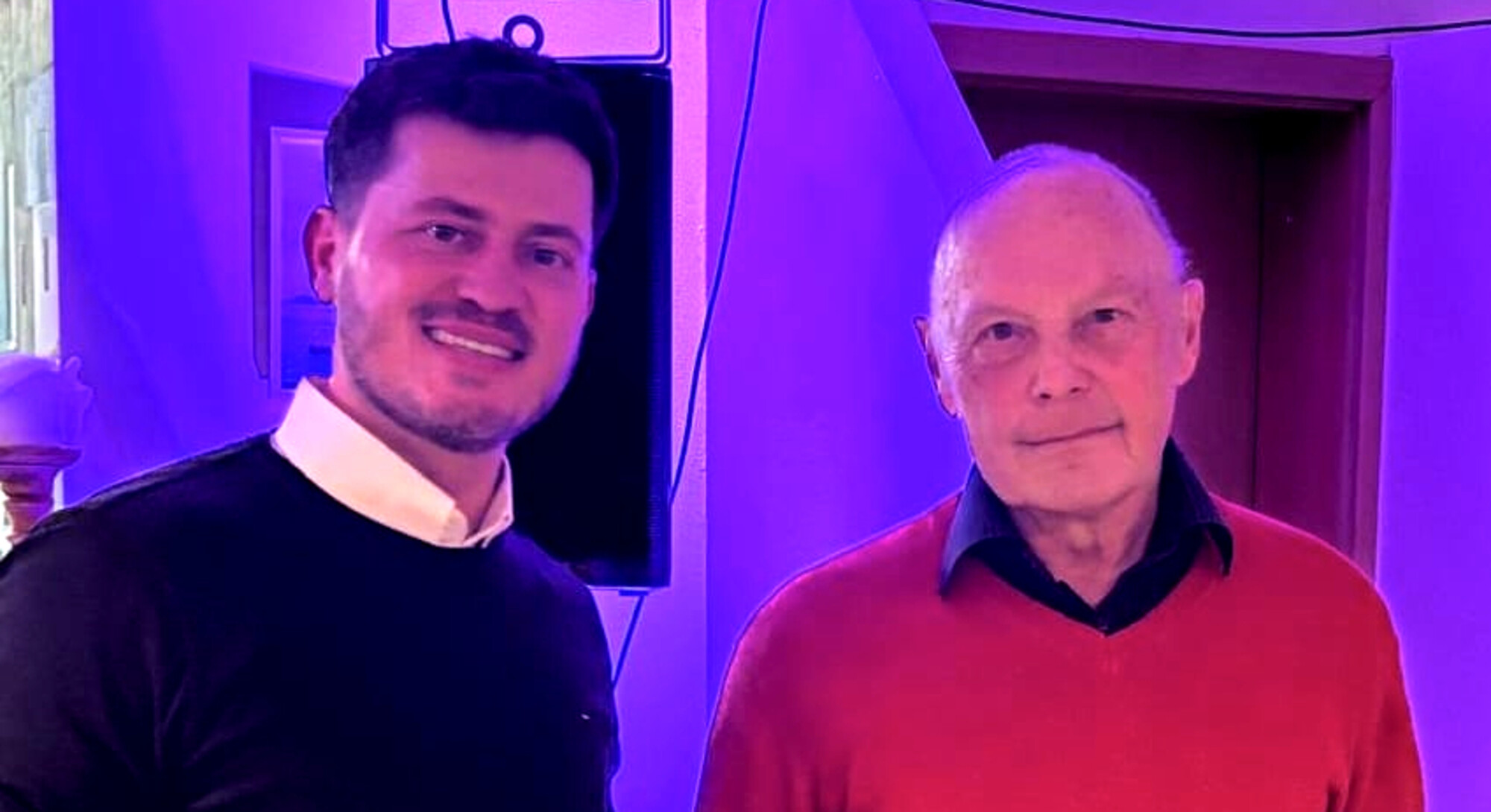 Wolfgang Niemann (re.) erhielt die Ehrenplakette des LSB vom Gesch&auml;ftsf&uuml;hrer des Kreissportbundes LL, Rene Schober