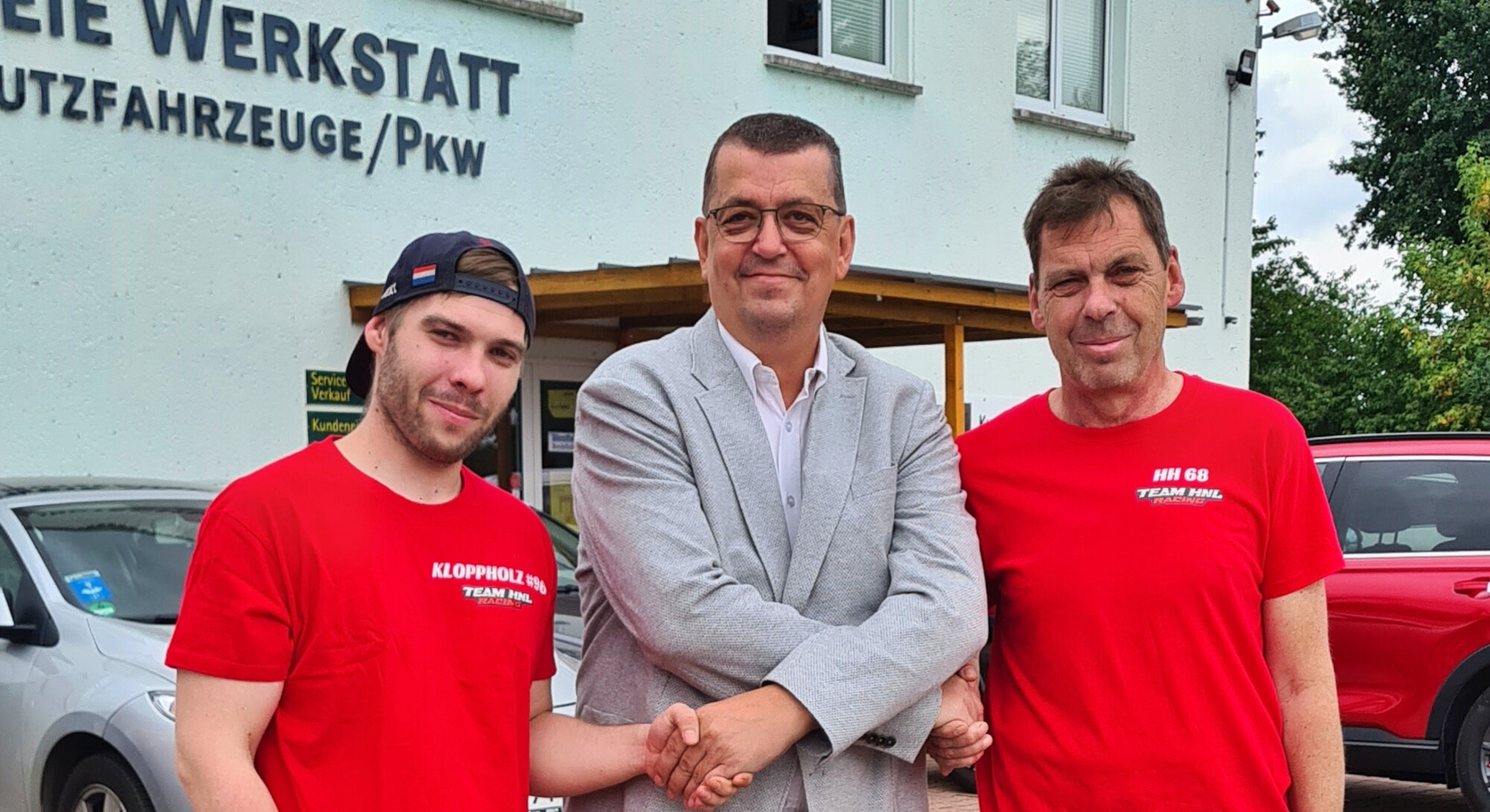 Gesch&auml;ftsf&uuml;hrer Ronny M&uuml;ller (M.) &uuml;bergibt die neuen Teamshirts an den Vereinsvorsitzenden Max Pfeiffer (li.) und Heiko Haase von HNL Racing e.V.