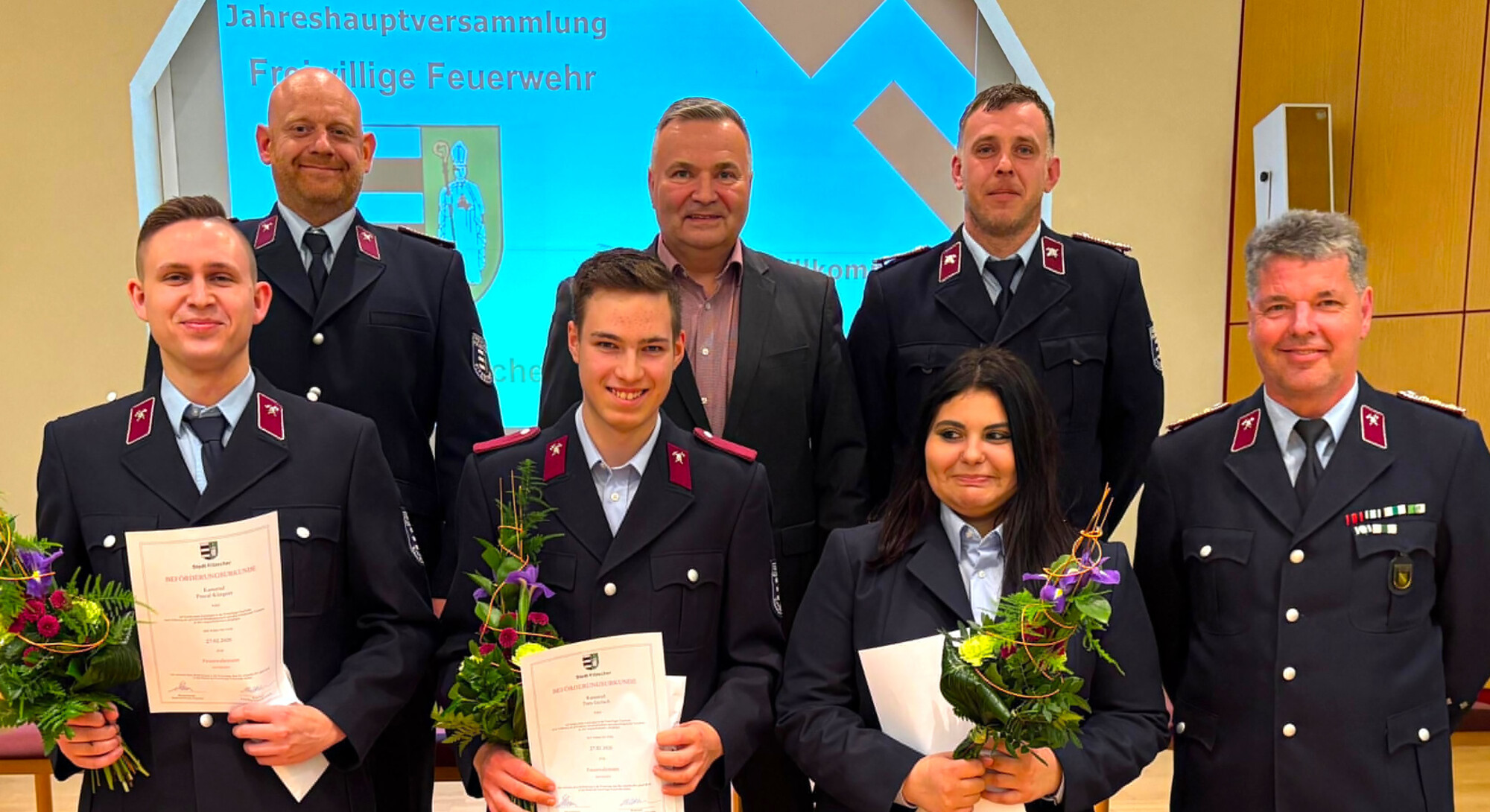 Bef&ouml;rderung zu Feuerwehrfrau, Melek &Ouml;zmen (vord. Reih. 2. v.re.) und Feuerwehrm&auml;nnern, Tom Gerlach (vord. Reih. 2. v. li.) und Pascal Klingner (vord. Reih. 1. v.li.)