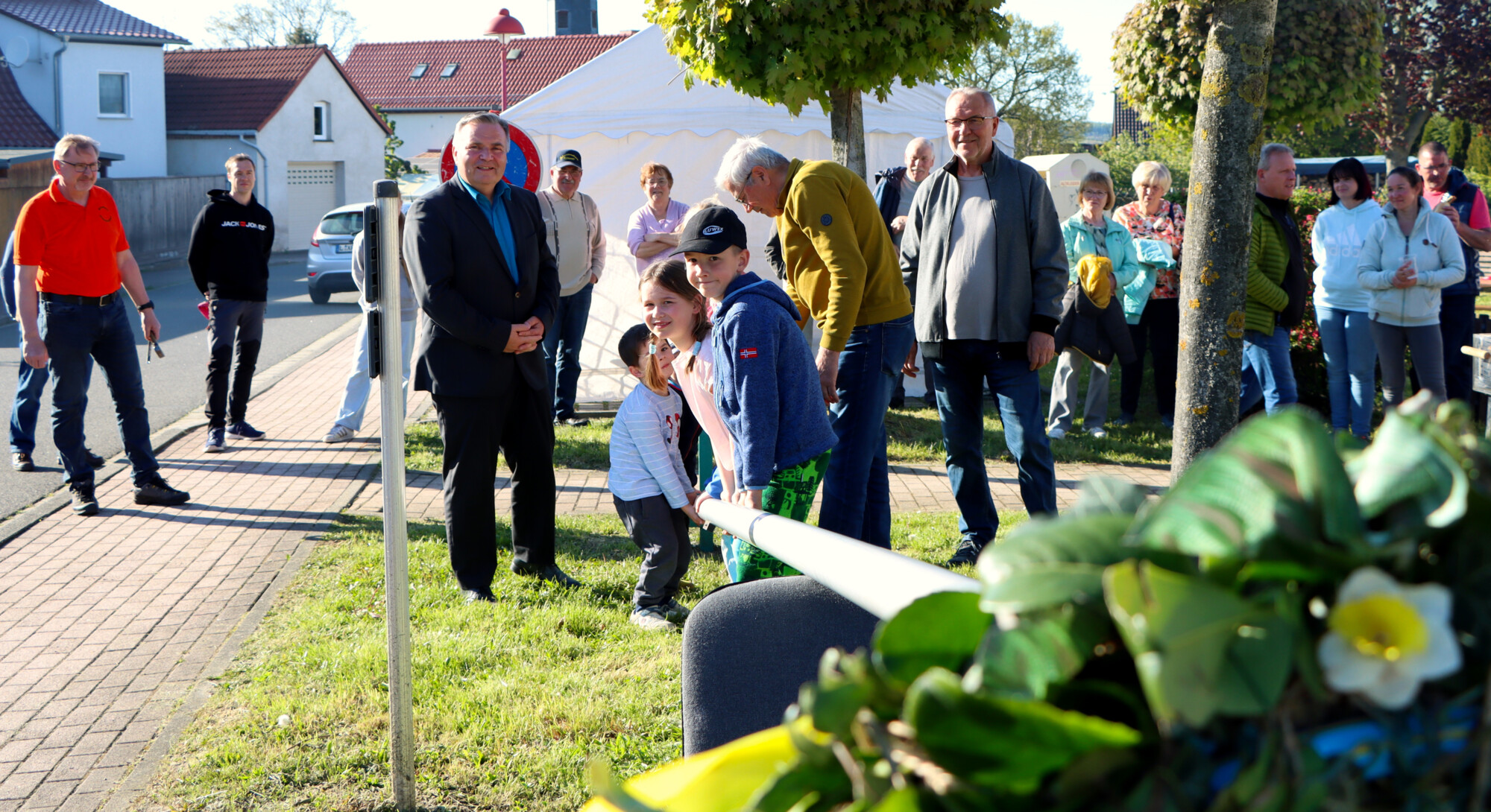 Freudestrahlend blickt die Dorfgemeinschaft auf den neuen Maibaum﻿